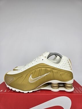 Nike Women's Shox R4 AR3565-010 Metallic Gold Shoes Size 7.5
